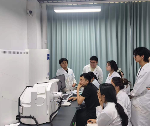 大型仪器管理中心开展场发射扫描...